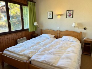 3 bedrooms, iron/ironing board, free WiFi - Ski-in/Ski-out Apartment in Les Gets, 50m from Village Center, Sleeps 6, Balcony, Garage, WiFi (Les Gets)