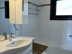 Hair dryer, towels - Ski-in/Ski-out Apartment in Les Gets, 50m from Village Center, Sleeps 6, Balcony, Garage, WiFi (Les Gets)