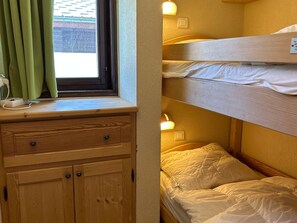 2 bedrooms, iron/ironing board, free WiFi