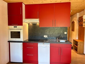 Een koelkast, een microgolfoven, een oven, een vaatwasser