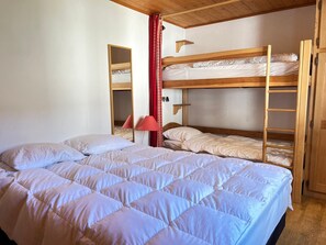 1 bedroom, free WiFi - Ski-in/Ski-out Apartment with Terrace & Summer BBQ, Near Village Center (Les Gets)