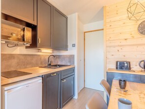 Kühlschrank, Mikrowelle, Herdplatte, Geschirrspüler