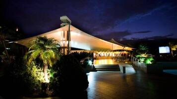 3 bars/lounges, swim-up bar, poolside bar, beach bar