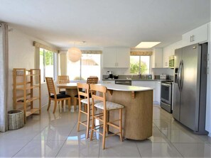 Jääkaappi, mikroaaltouuni, uuni, astianpesukone