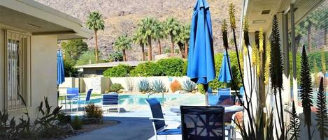 屋外ダイニングエリア