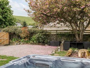 Outdoor spa tub - The Gables (Hope Valley)