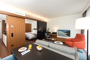 75-cm Smart TV with satellite channels, offices - Fraser Suites Geneva (Geneva)