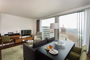 Premium bedding, in-room safe, laptop workspace, blackout curtains