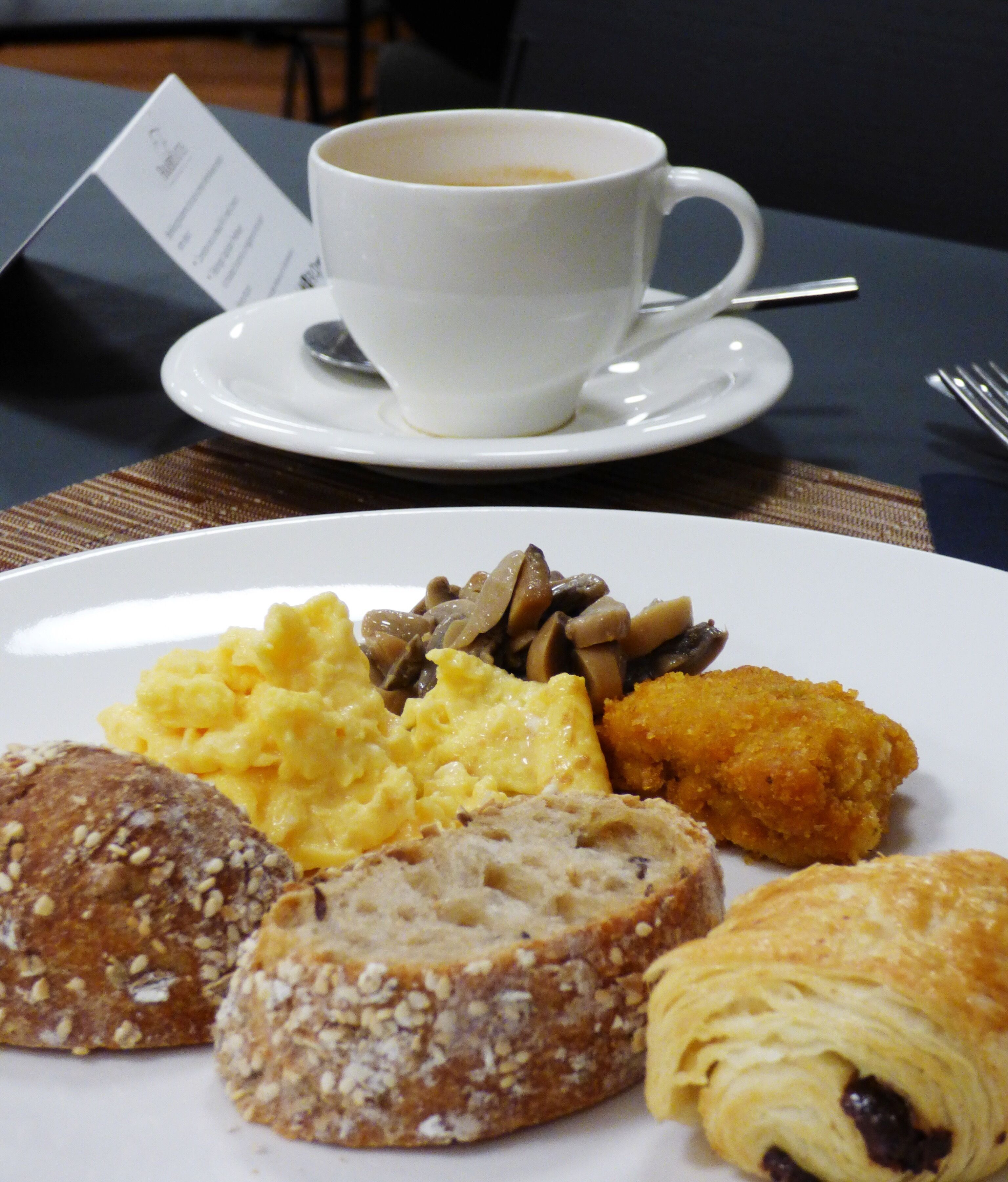 Frukostbuffé mot avgift på vardagar