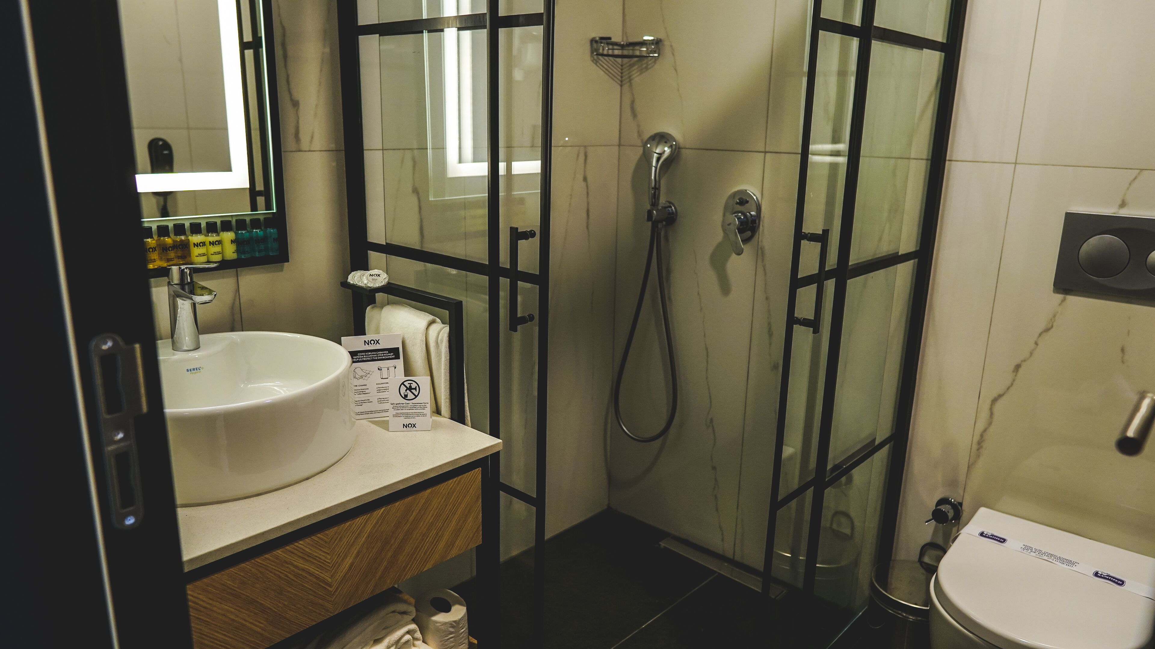 standard twin room, 2 bedrooms | bathroom | shower, free toiletries, hair dryer, bathrobes