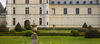 4 bedrooms sleeps 12 in large property with large wooded grounds in a quiet location