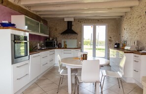 Fridge, microwave, oven, stovetop - 4 bedrooms sleeps 12 in large property with large wooded grounds in a quiet location (Rilly-sur-Loire)