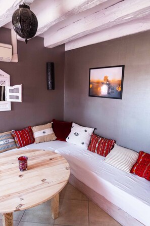 Interior - 4 bedrooms sleeps 12 in large property with large wooded grounds in a quiet location (Rilly-sur-Loire)