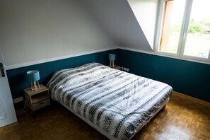 6 dormitorios, tabla de planchar con plancha, cuna de viaje