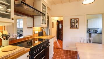 Cottage | Private kitchen | Fridge, dishwasher, electric kettle, toaster