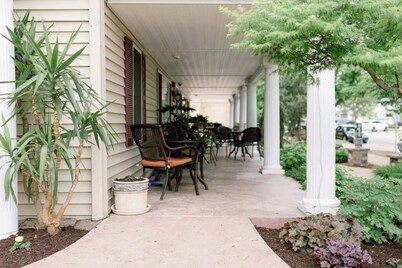 Top location, no cleaning fee, everthings close B
