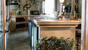 Une cuisine dotée d’un îlot central, d’une cuisinière intégrée et d’une fenêtre.