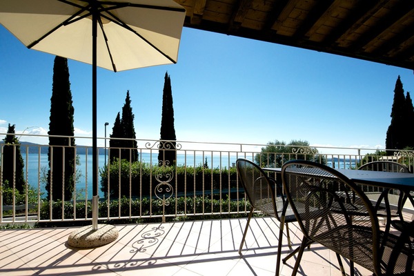 Balkon mit Seeblick, Sitzplatz und Liegestühlen