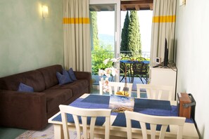 Smart TV, stereo - Residence Limoni del Rustichel: Apartment N.7 with lake view, underground parking and pool. (Maderno)