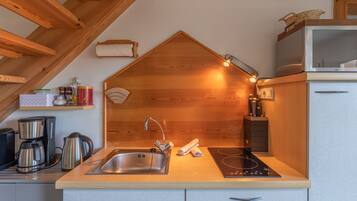 KylskÄp, mikrovÄgsugn, spishÀll och kaffe- och tebryggare