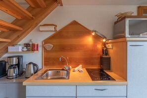 Kühlschrank, Mikrowelle, Herdplatte, Wasserkocher mit Kaffee-/Teezubehör