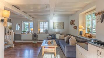 Tv, eldstad och en stereo