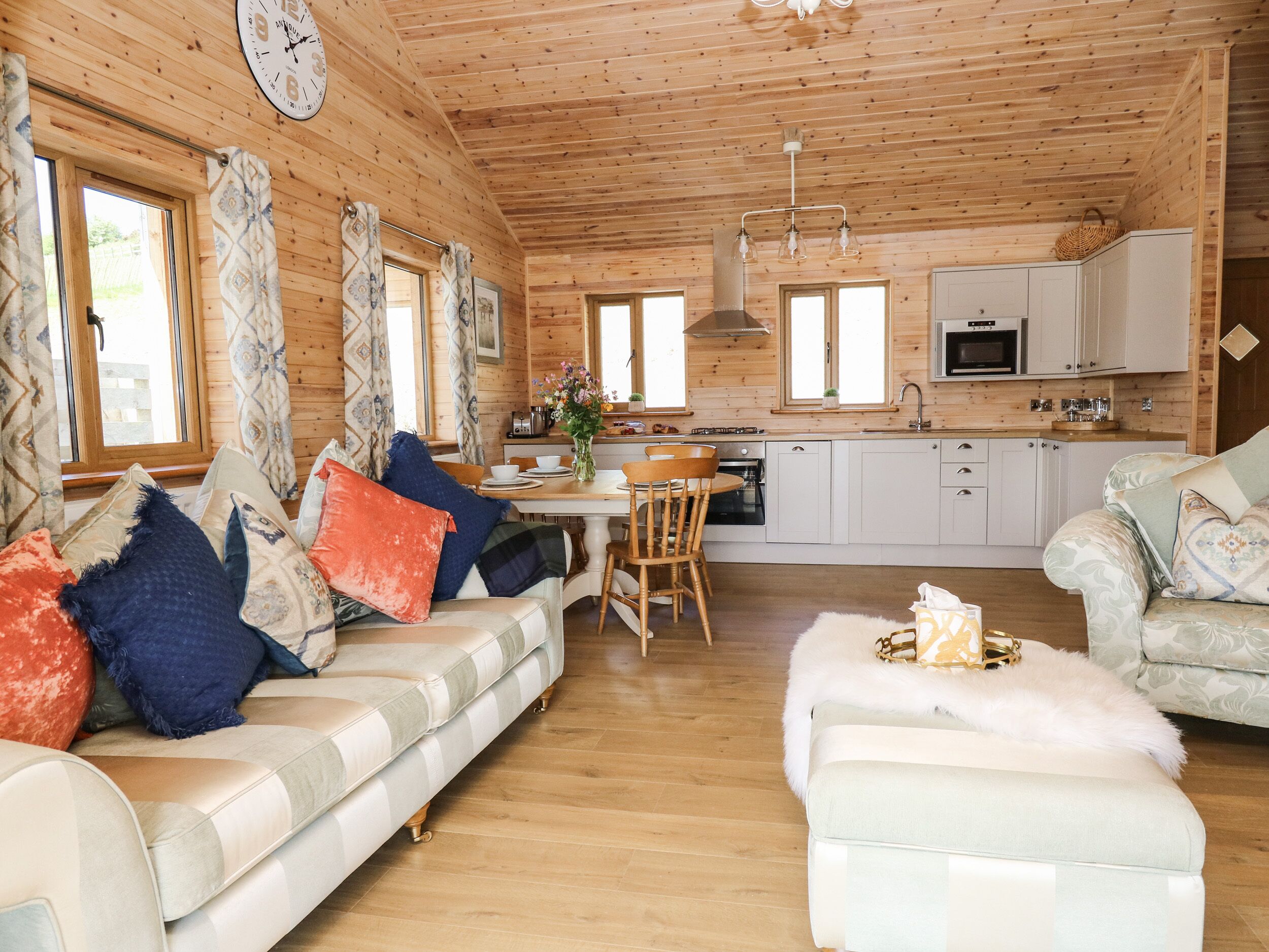 Cottage | Living room | TV, fireplace