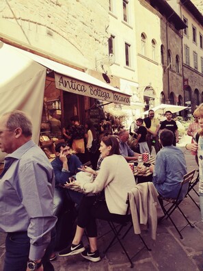 Outdoor dining - Alba Morus Bed & Breakfast, Sentiti a Casa nel Cuore Della Toscana (Castiglion Fiorentino)