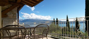 Residence Limoni del Rustichel: Apartment N.8 with lake view, underground parking and pool.