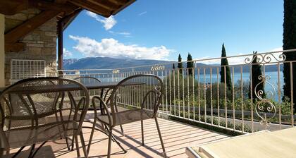 Residence Limoni del Rustichel: Apartment N.8 with lake view, underground parking and pool.