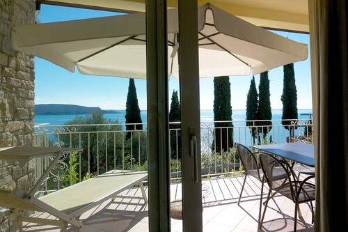 Residence Limoni del Rustichel: Apartment N.8 with lake view, underground parking and pool.