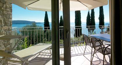 Residence Limoni del Rustichel: Apartment N.8 with lake view, underground parking and pool.