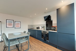 Appartement | Cuisine privée | Réfrigérateur grande capacité avec congélateur, four à micro-ondes