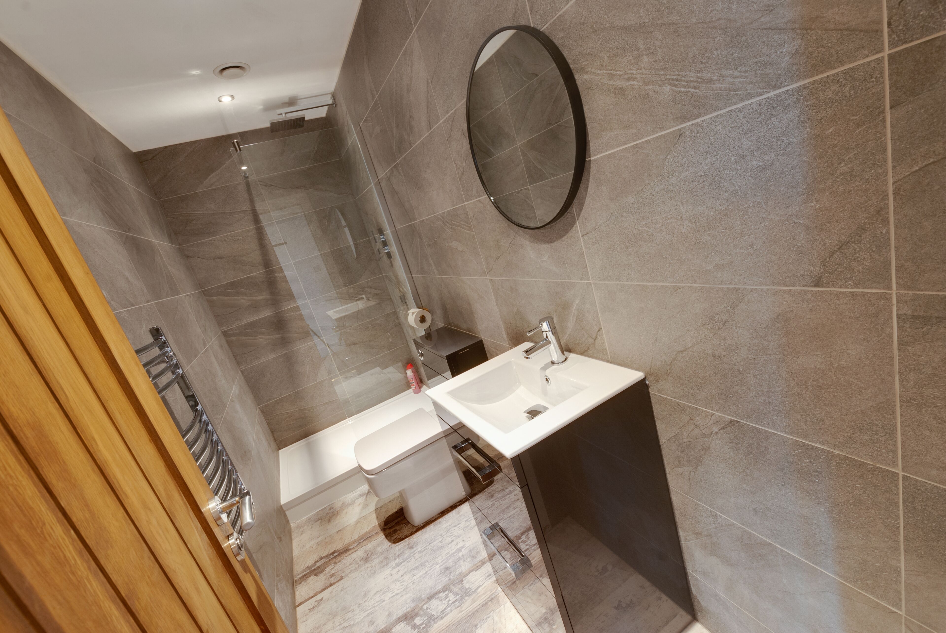Appartamento | Bagno | Doccia, soffione a pioggia, set di cortesia gratuito, asciugacapelli
