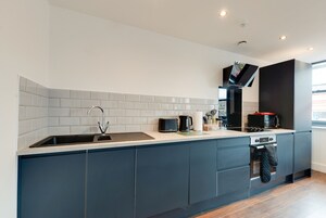 Apartamento | Cozinha privada | Cafeteira/chaleira, geladeira grande, micro-ondas, fogão