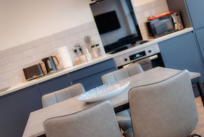 Appartement | Cuisine privée | Réfrigérateur grande capacité avec congélateur, four à micro-ondes