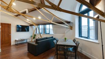 Departamento | 1 habitación, decoración personalizada, muebles diferentes y escritorio