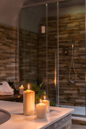 Shower, hair dryer, bidet, towels - 2 Apartments in Campo de Fiori with SPA and Jacuzzi (Roma)