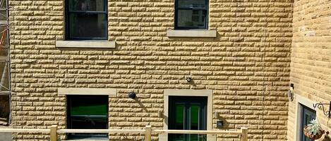 المنشأة من الخارج