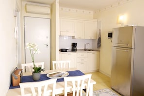 Frigorifero, microonde, forno, piano cottura