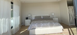 5 chambres, coffres-forts dans les chambres, bureau