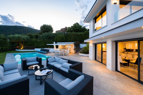Cavalaire sur mer, magnificent villa with panoramic sea view, near town center