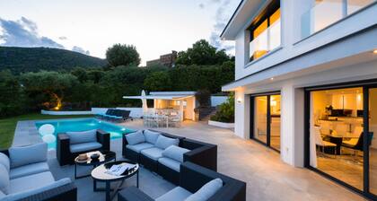 Cavalaire sur mer, magnificent villa with panoramic sea view, near town center