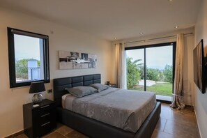 5 chambres, coffres-forts dans les chambres, bureau
