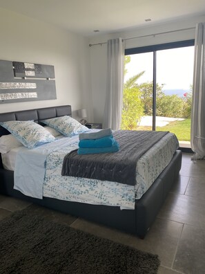 5 soverom, safe på rommet, skrivebord og strykejern/-brett