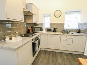 Cottage | Private kitchen | Fridge, electric kettle, toaster, cookware/dishes/utensils - 2 Mountain View (Llangefni)
