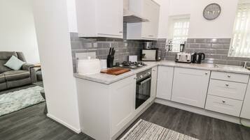 Cottage | Private kitchen | Fridge, electric kettle, toaster, cookware/dishes/utensils