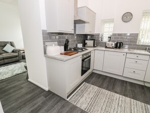 Cottage | Private kitchen | Fridge, electric kettle, toaster, cookware/dishes/utensils - 2 Mountain View (Llangefni)