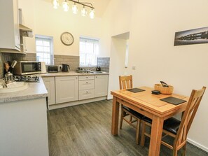 Cottage | Private kitchen | Fridge, electric kettle, toaster, cookware/dishes/utensils - 2 Mountain View (Llangefni)