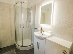 Cottage | Bathroom | Shower - 2 Mountain View (Llangefni)